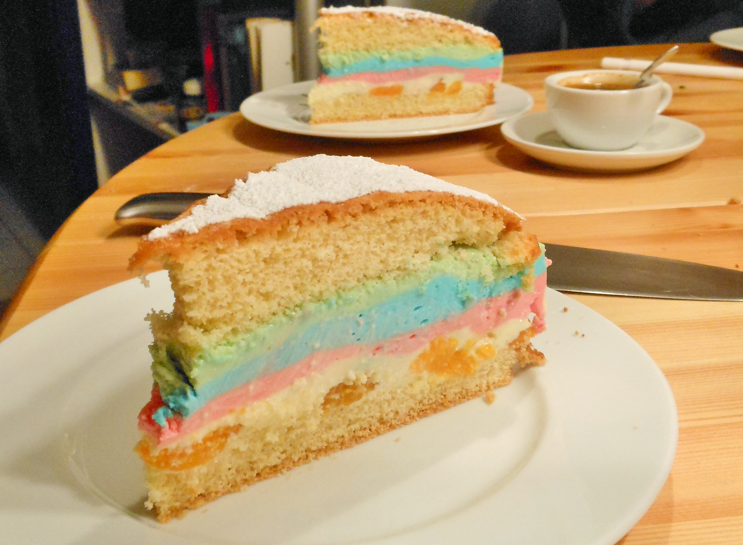Käse-Sahne-Torte mit Biskuitboden | Löffellöffelchen.