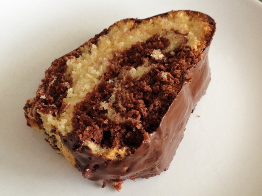 Marmorkuchen – schlicht und einfach mit Schokoguss | Löffellöffelchen.