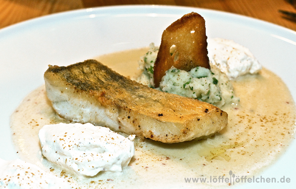 Zanderfilet auf Rieslingsoße mit Parmesan-Kartoffelstampf und ...